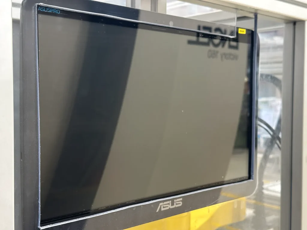 Monitor ASUS uvnitř krytu průmyslového stroje