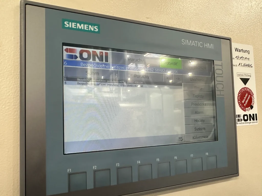 Dotykový displej Siemens SIMATIC HMI na průmyslovém stroji